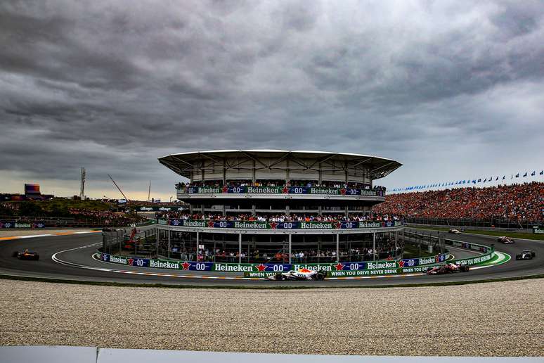 Carros durante o GP da Holanda de 2025 