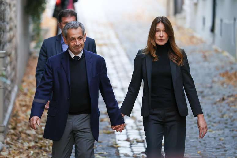 Nicolas Sarkozy e Carla Bruni s&atilde;o vistos saindo de casa em 21 de outubro de 2025, em Paris, Fran&ccedil;a. O ex-presidente franc&ecirc;s (2007 e 2012) cumprir&aacute; cinco anos de pena por conspira&ccedil;&atilde;o criminosa na pris&atilde;o de Sant&eacute;