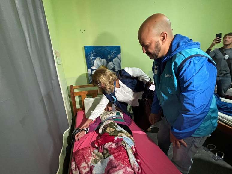 Idosos são encontrados amarrados em asilo clandestino durante fiscalização da Prefeitura do Rio de Janeiro