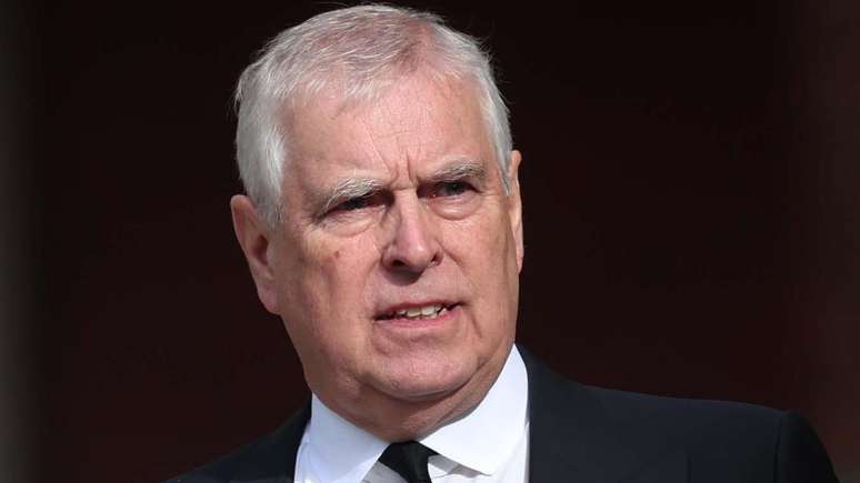 Pr&iacute;ncipe Andrew deixou de usar t&iacute;tulos e honrarias da monarquia