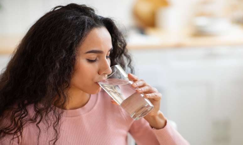 Drinking too much water can be harmful to your health; discover the risks