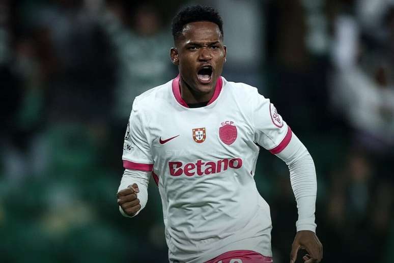 Catamo vibra ap&oacute;s o gol de empate do Sporting, que n&atilde;o jogou com a tradicional camisa Alviverde,&nbsp;