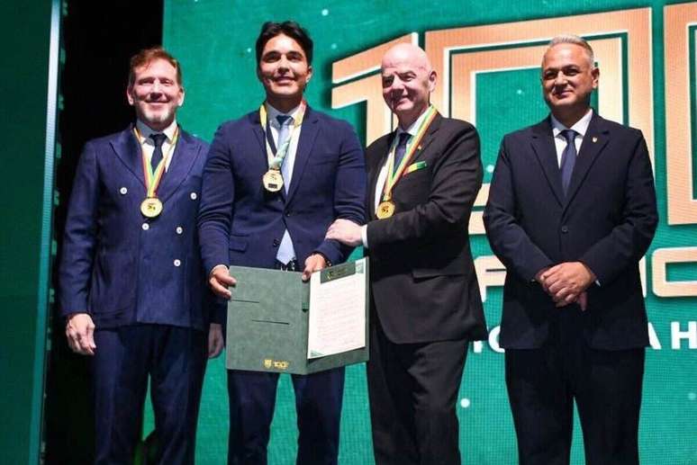 Infantino esteve acompanhado por Alejandro Dom&iacute;nguez, presidente da Conmebol, e pelo novo presidente boliviano, Rodrigo Paz &ndash;