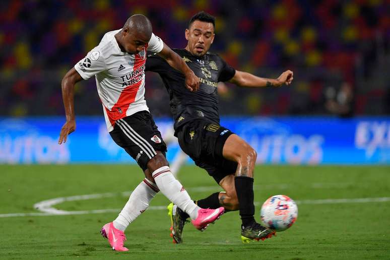 De la Cruz deita e rola pelo River contra o Racing: 5 a 0 com gol e assist&ecirc;ncia &ndash;