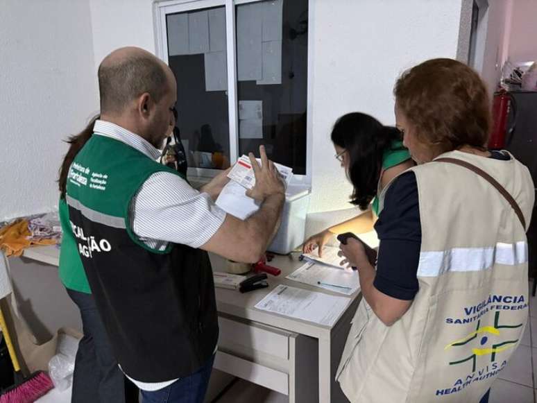 Fiscais analisam documentos durante operação em Fortaleza