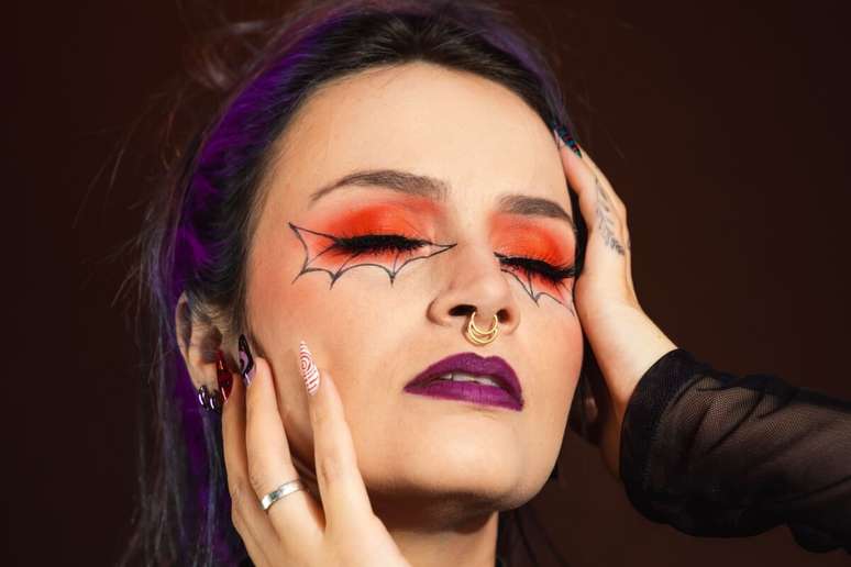 Eyeliner and black pencil help to draw precise lines in the makeup Eyeliner and black pencil help to draw precise lines in the makeup