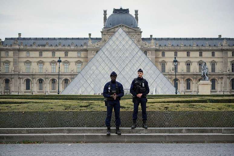 A polícia monta guarda do lado de fora do Museu do Louvre, em Paris, França, em 19 de outubro de 2025. Milhões de libras em joias históricas pertencentes a Napoleão e à imperatriz Josefina foram roubadas