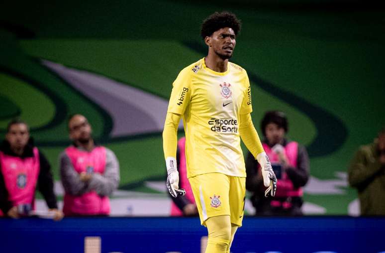 Hugo Souza tem les&atilde;o e pode virar desfalque no Corinthians &ndash;