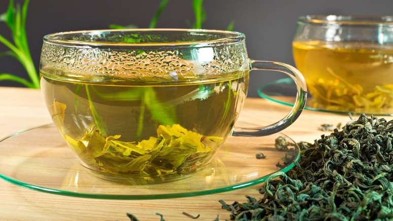 Chás de ervas ajudam a lidar melhor com o estresse e equilibrar o cortisol; conheça os principais tipos de adaptógenos e como usá