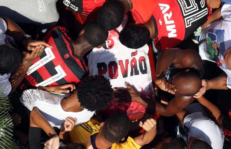 Familiares vão a velório de Christian Esmérido, um dos jovens mortos no incêndio no Ninho do Urubu.