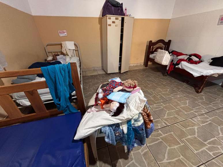 Idosos são encontrados amarrados em asilo clandestino durante fiscalização da Prefeitura do Rio de Janeiro