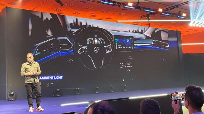 Painel do SUV foi redesenhado, ganhou multim&iacute;dia com tela flutuante e ilumina&ccedil;&atilde;o ambiente