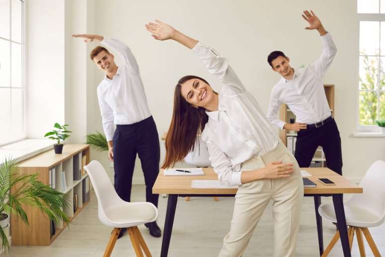Taking breaks during work to stretch your body helps protect your spine Taking breaks during work to stretch your body helps protect your spine