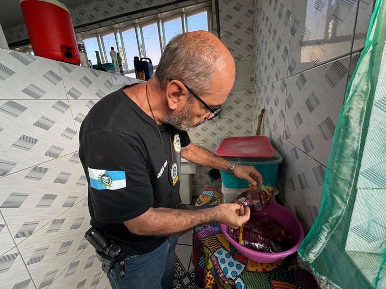 Idosos são encontrados amarrados em asilo clandestino durante fiscalização da Prefeitura do Rio de Janeiro