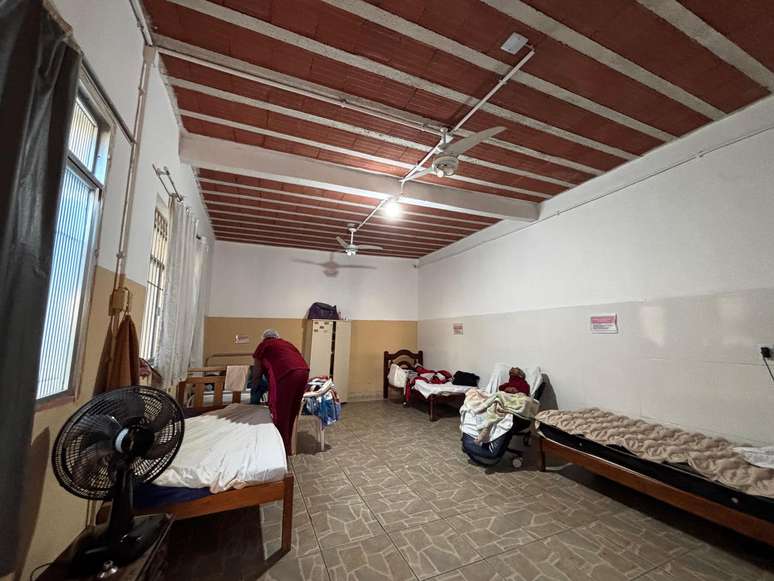 Idosos são encontrados amarrados em asilo clandestino durante fiscalização da Prefeitura do Rio de Janeiro