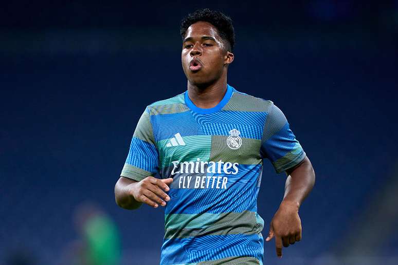 Endrick em aquecimento antes de jogo do Real Madrid