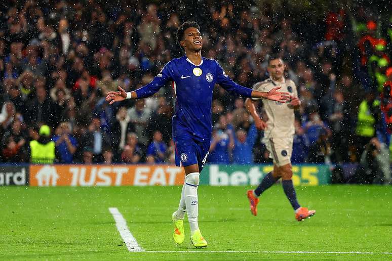 Estêvão comemora gol contra o Ajax