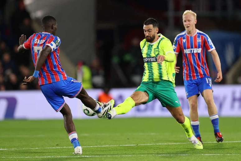 Ismaila Sarr, do Crystal Palace, &agrave; esquerda, disputa a bola com&nbsp; Riad Bajic. Foi deste &uacute;ltimo o gol que definiu o 1 a 0 para o time cipriota.