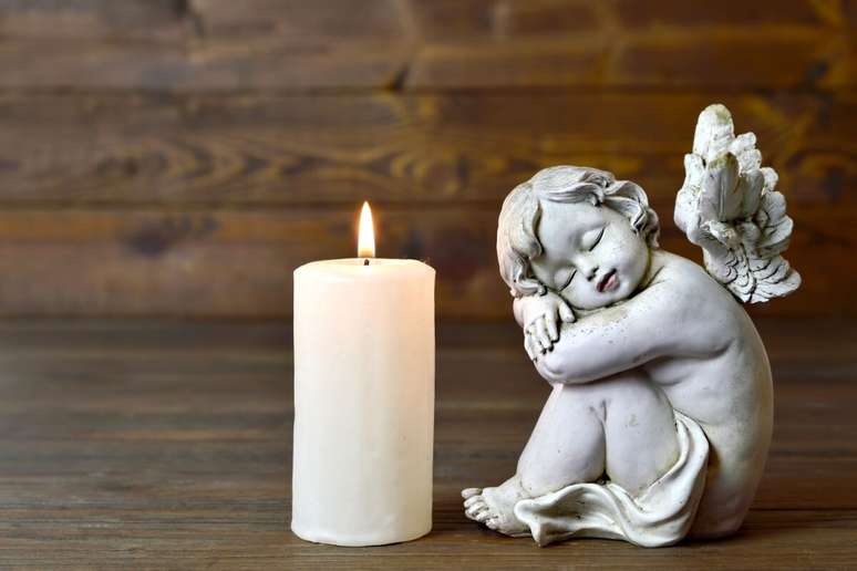 The 21 day prayer of Archangel Michael must always be done accompanied by a white candle The 21 day prayer of Archangel Michael must always be done accompanied by a white candle