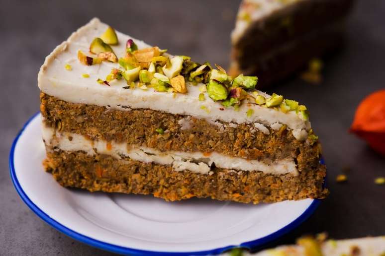 Bolo de cenoura vegano com pistache e creme de castanha 