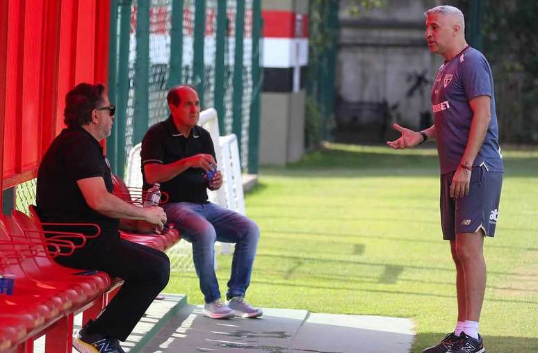Presidente do S&atilde;o Paulo explica recorrentes atrasos nos pagamentos do clube &ndash;