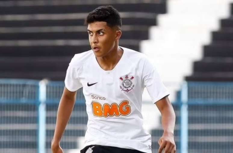 Kau&ecirc; no momento da assinatura de seu contrato com o Corinthians &ndash;