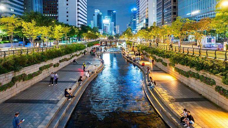 O rio Cheongyecheon, no centro de Seul, oferece uma ideia do design inteligente e sustent&aacute;vel da capital da Coreia do Sul