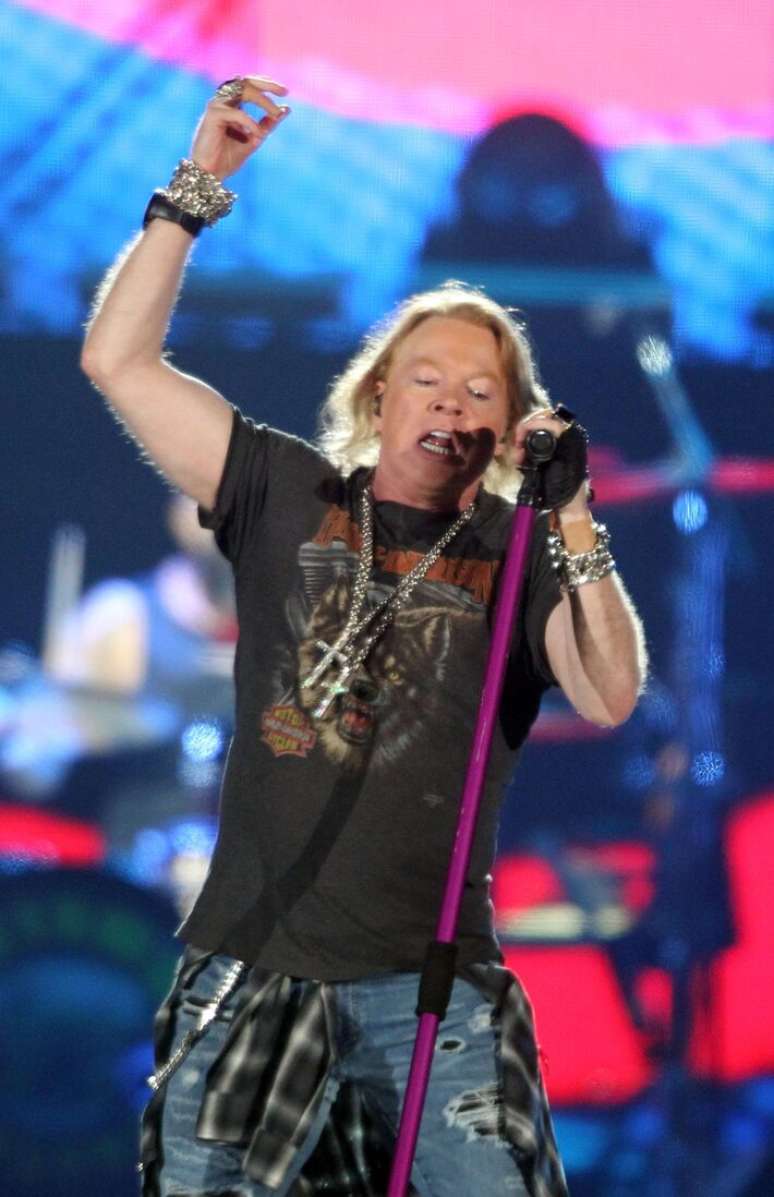 Video: Axl Rose, of Guns N’ Roses, is seen walking in a shopping center in Sao Paulo Video: Axl Rose, of Guns N’ Roses, is seen walking in a shopping center in Sao Paulo