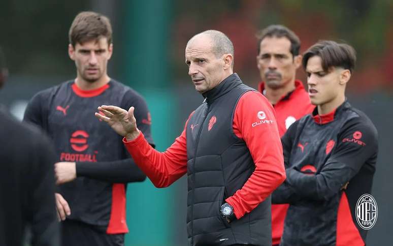Massimiliano Allegri conversa com jogadores do Milan durante a prepara&ccedil;&atilde;o para enfrentar o Pisa &ndash;