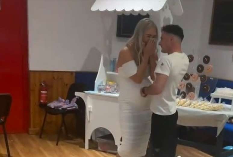 Kira e o 'pai' da sua 'beb&ecirc;' durante o ch&aacute; revela&ccedil;&atilde;o na Esc&oacute;cia &mdash;