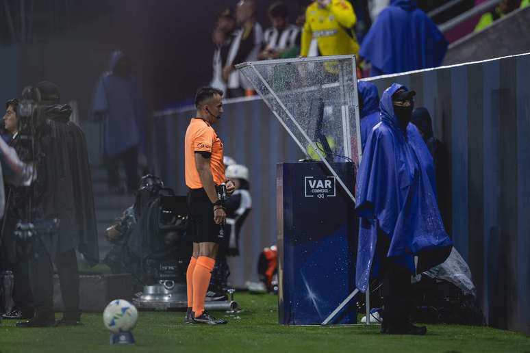 Juiz na cabine do VAR durante partida &ndash;