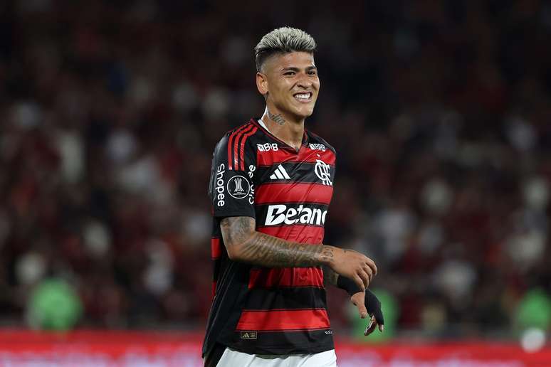 RIO DE JANEIRO, BRAZIL - OCTOBER 22: Jorge Carrascal of Flamengo reacts during the Copa CONMEBOL Libertadores 2025 first leg semifinal match between Flamengo and Racing Club at Maracana Stadium on October 22, 2025 in Rio de Janeiro, Brazil. (Photo by Wagner Meier/Getty Images) RIO DE JANEIRO, BRAZIL - OCTOBER 22: Jorge Carrascal of Flamengo reacts during the Copa CONMEBOL Libertadores 2025 first leg semifinal match between Flamengo and Racing Club at Maracana Stadium on October 22, 2025 in Rio de Janeiro, Brazil. (Photo by Wagner Meier/Getty Images)