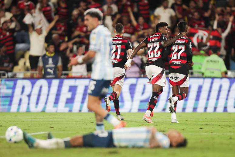 Bruno Henrique comemora o gol de Carrascal &ndash;