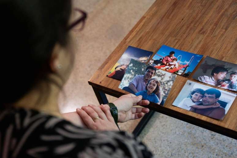 Florencia Salgueiro mostra fotos do pai de quando ela era crian&ccedil;a