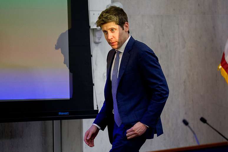 Família alega que empresa removeu proteções contra suicídio do ChatGPT, levando adolescente à morte após conversas com o bot de inteligência artificial