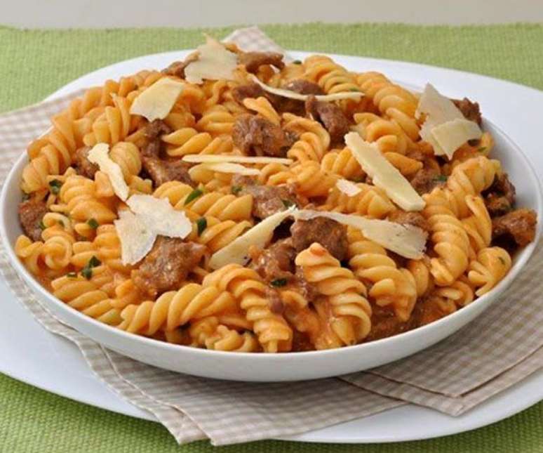 Macarr&atilde;o cremoso com tiras de alcatra (Reprodu&ccedil;&atilde;o / Guia da Cozinha)