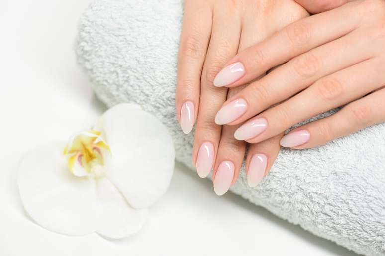 As milky nails s&atilde;o perfeitas para quem busca um visual clean 