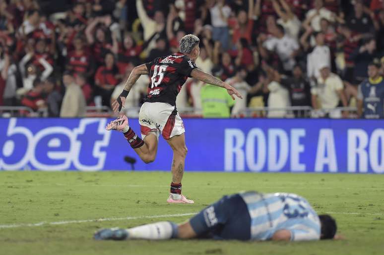 In a tight match, Flamengo beat Racing in the first leg of the Libertadores semi-final In a tight match, Flamengo beat Racing in the first leg of the Libertadores semi-final
