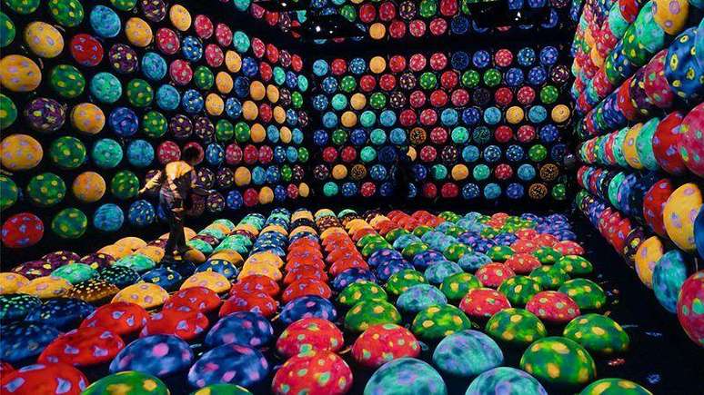 Os visitantes do museu de arte interativo teamLab Planets, em T&oacute;quio, caminham em salas imersivas de luzes, cores e movimento