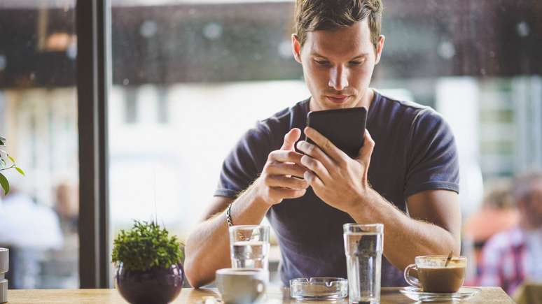 Al&eacute;m dos aspectos t&eacute;cnicos, vale lembrar que a escolha do aparelho pode envolver prefer&ecirc;ncias pessoais quanto a sistemas operacionais, usabilidade das c&acirc;meras e at&eacute; mesmo integra&ccedil;&atilde;o com outros equipamentos utilizados na rotina do criador de conte&uacute;do &ndash; depositphotos.com / ninann