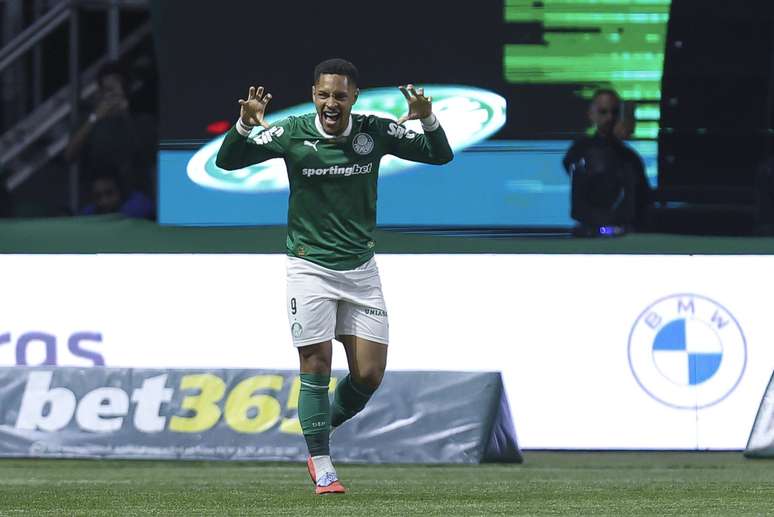 Vitor Roque, atacante do Palmeiras 