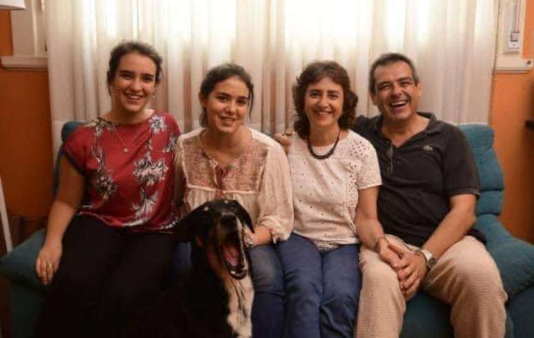 Florencia, segunda da esquerda para a direita, com a irm&atilde;, os pais e o mascote da fam&iacute;lia