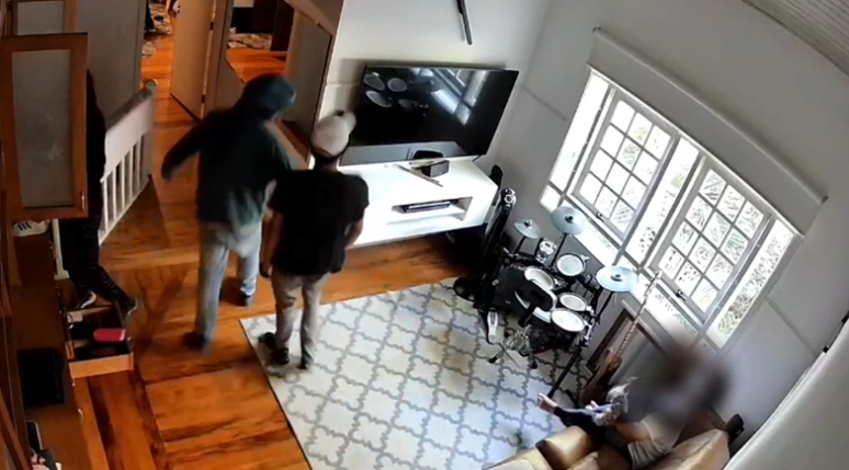 Grupo invadiu casa e fez bab&aacute; e crian&ccedil;a ref&eacute;ns