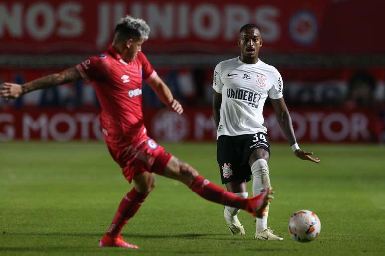 Raul Gustavo contra o Argentino Juniors, sua &uacute;ltima partida pelo Corinthians