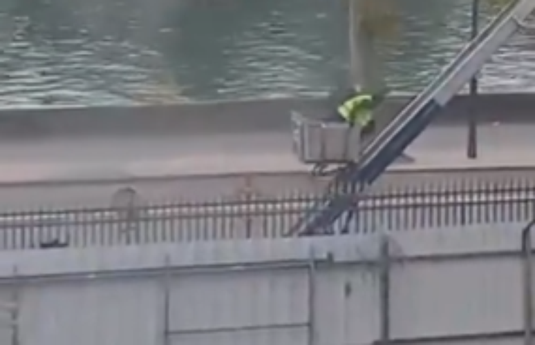 Os ladr&otilde;es que invadiram o Louvre no &uacute;ltimo domingo, 19, deixaram o museu atrav&eacute;s de um guindaste