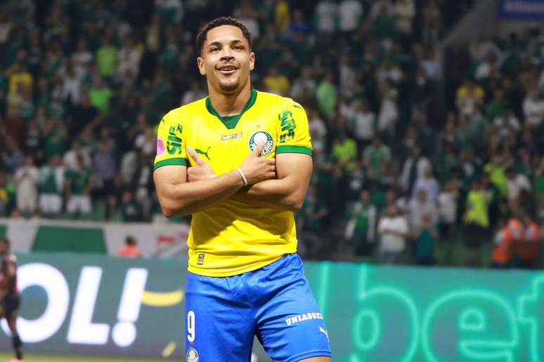 Vitor Roque (Palmeiras) celebrando seu gol contra o Bragantino, no dia 15.10.2025 