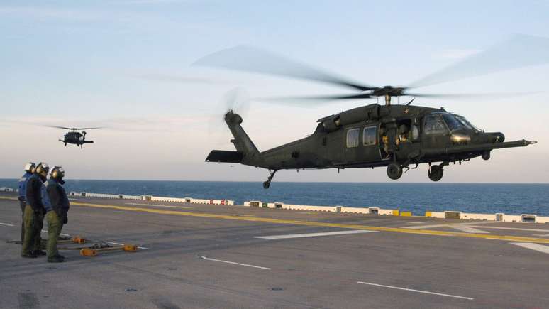 MH-60M pousa a bordo do USS  Bataan  (LHD-5)