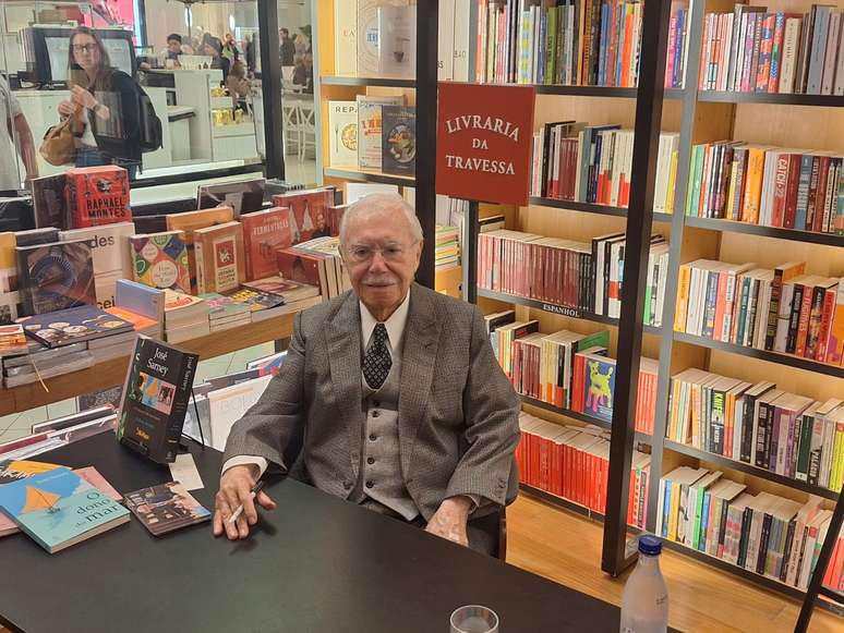 Sarney durante lançamento de seu livro