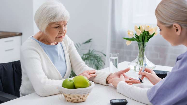 A preven&ccedil;&atilde;o do diabetes envolve escolhas alimentares equilibradas e a pr&aacute;tica regular de atividades f&iacute;sicas &ndash; depositphotos.com / AndrewLozovyi