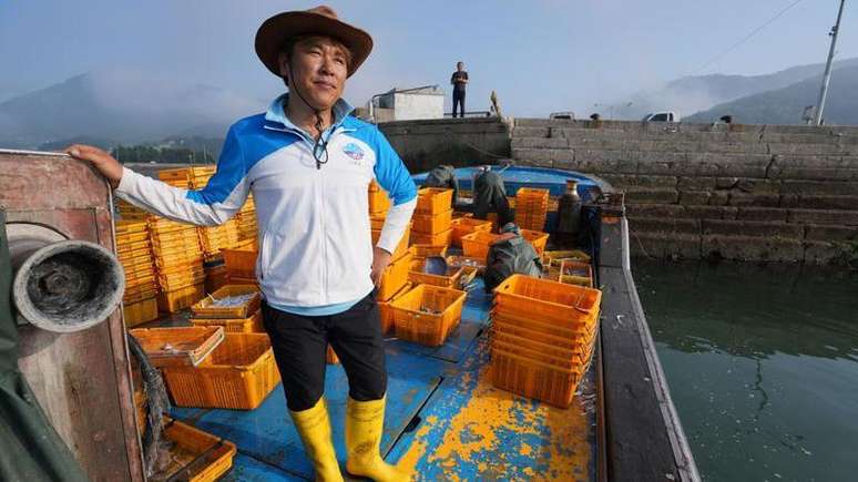 O capit&atilde;o Park pesca anchovas com este pequeno barco
